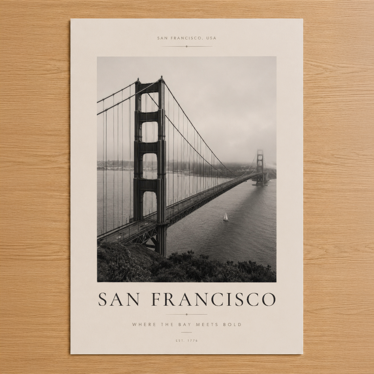 Golden Gate Köprüsü'nün ikonik siyah-beyaz fotoğrafı, San Francisco şehrinin sembolünü zarif tipografi ile sunuyor.