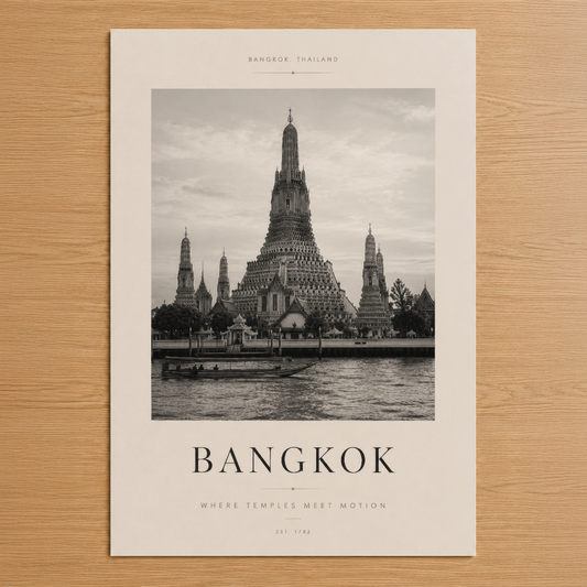 Monokrom Bangkok posteri, Chao Phraya Nehri'nde Wat Arun Tapınağı'nı gösteriyor, minimalist tasarımla ilham verici.