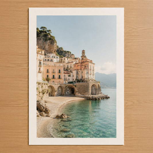 İtalyan Amalfi Kıyısı'ndaki pastel renklı evlerin ve turkuaz denizin yer aldığı sakin manzara tablosu.