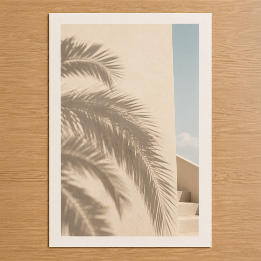 Minimalist tasarımda, palm ağacının gölgesi ve modern mimarinin buluştuğu sakin compositiona sahip duvar tablosu.