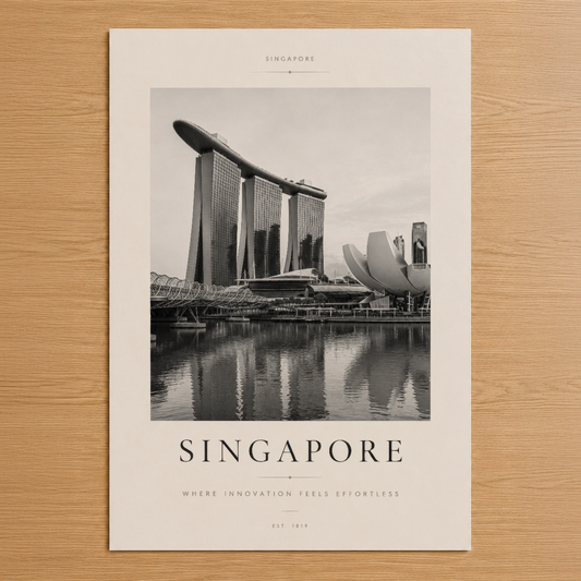 Singapur'un ikonik Marina Bay Sands ve Opera House binalarının siyah beyaz mimarı fotoğrafı içeren modern tasarım poster.
