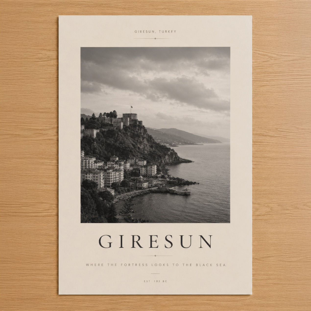 Giresun Kara Deniz'e bakan kale ve şehir manzarası siyah beyaz mimari poster, minimalist tasarım.