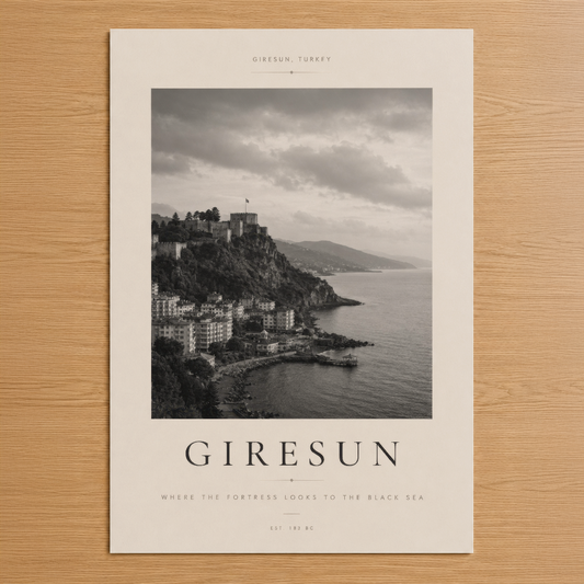 Giresun Kara Deniz'e bakan kale ve şehir manzarası siyah beyaz mimari poster, minimalist tasarım.