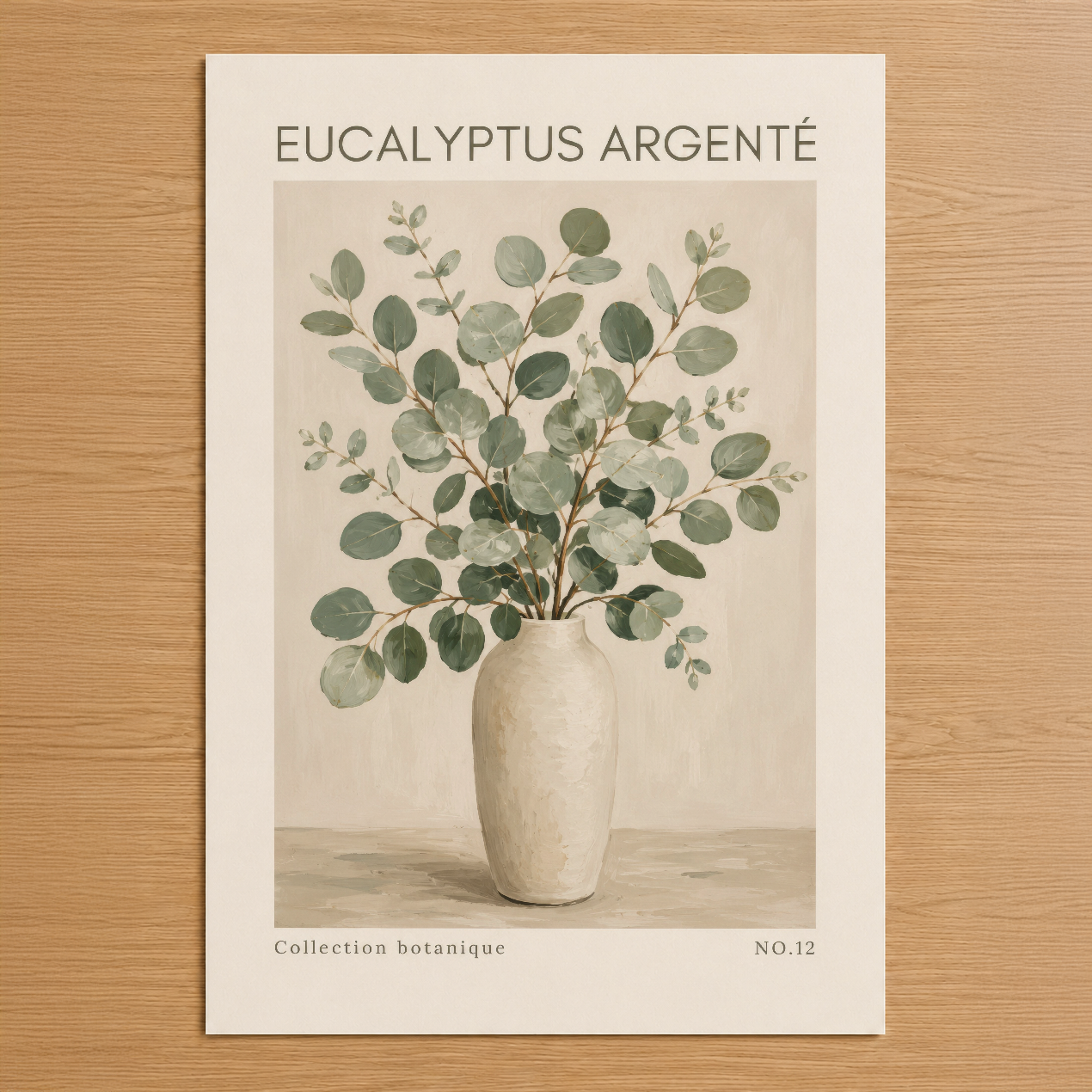 Eucalyptus Argenté botanik tablosu, yeşil yapraklı şık bitki aranjmanı ve krem renginde vazo tasarımı