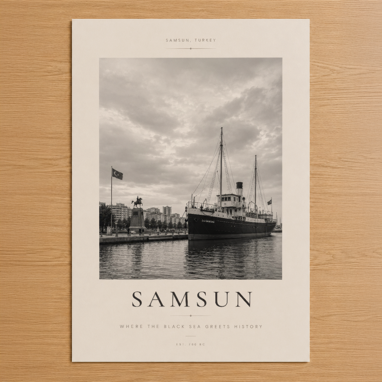Samsun limmanında tarihi gemi görüntüsü bulunan siyah beyaz poster, minimalist tasarım ve nostaljik atmosfer