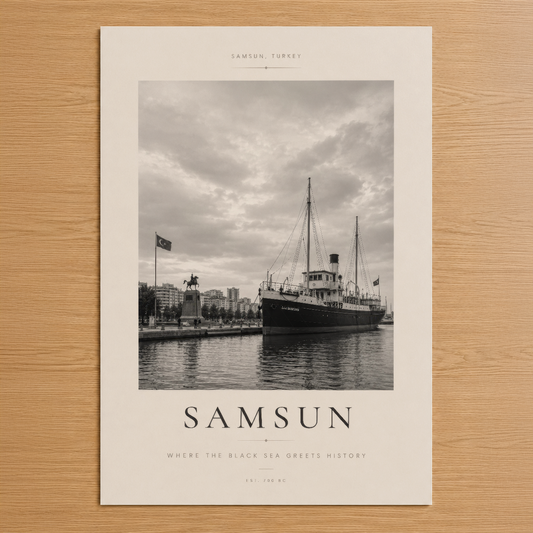 Samsun limmanında tarihi gemi görüntüsü bulunan siyah beyaz poster, minimalist tasarım ve nostaljik atmosfer