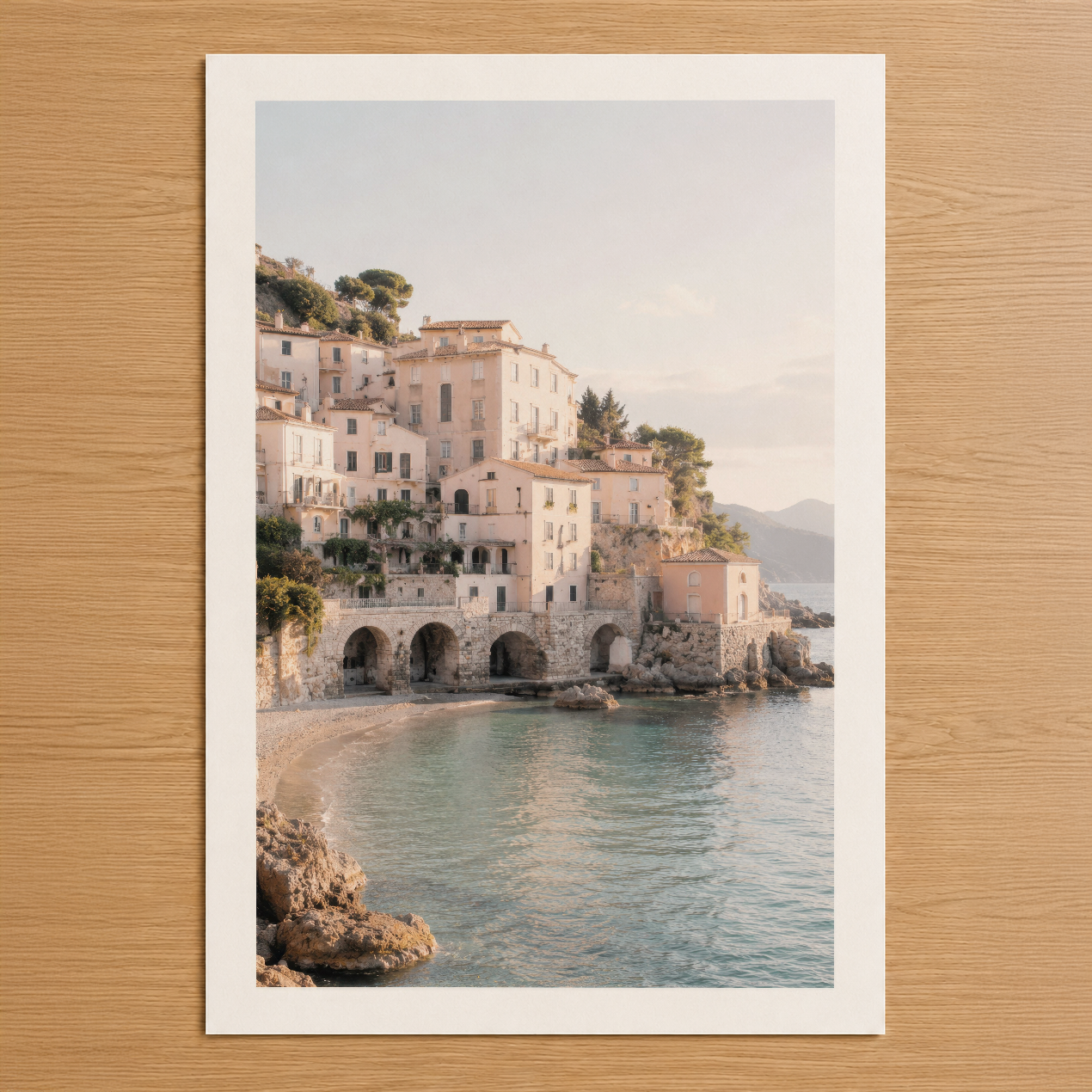 İtalyan Amalfi Sahili'nin ikonik pembe taş binalarından oluşan nostalji dolu manzara tablosu.