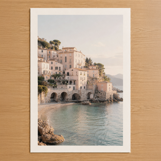 İtalyan Amalfi Sahili'nin ikonik pembe taş binalarından oluşan nostalji dolu manzara tablosu.