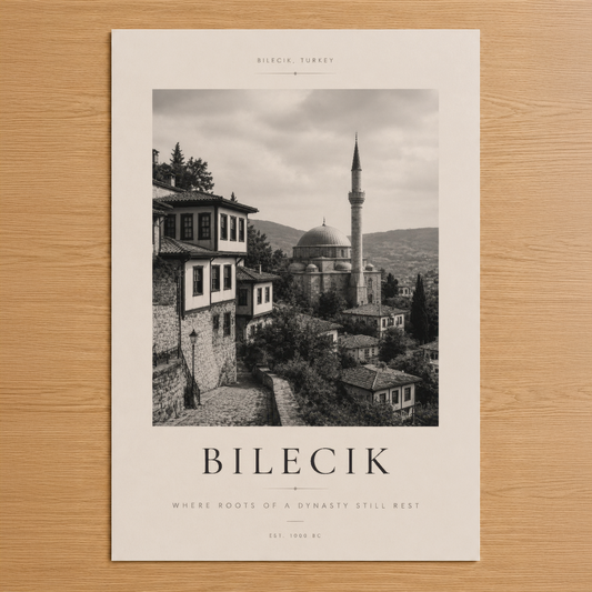 Bilecik'in tarihi sokakları ve minare manzarası siyah-beyaz sanat tablosu, vintage estetikle tasarlanmış.