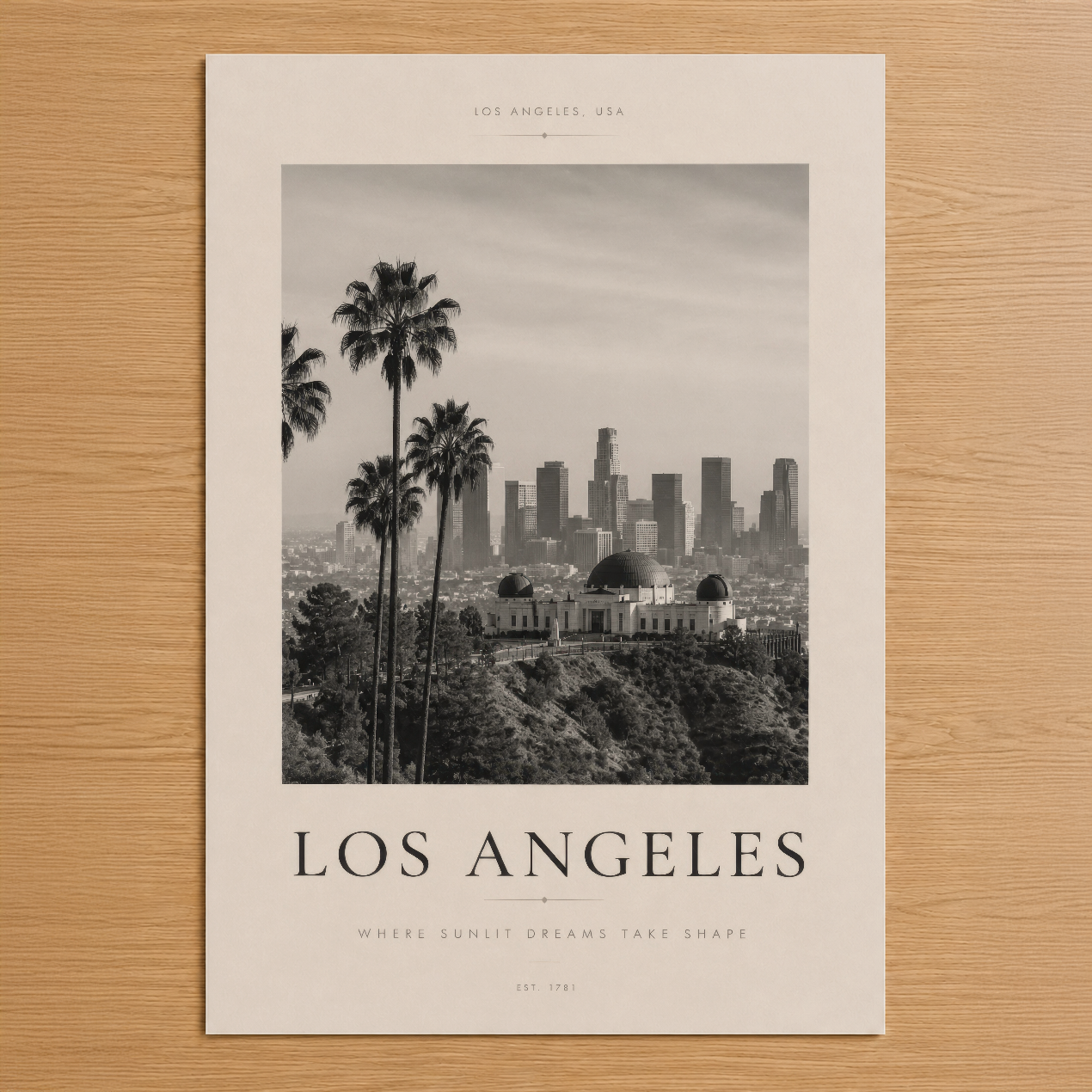 Siyah beyaz Los Angeles posteri, palmiye ağaçları ve şehir silueti ile nostaljik şehir manzarası