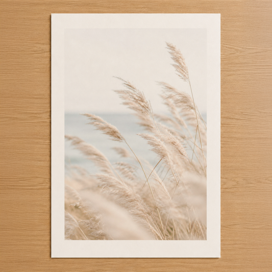 Kumsal otlarının yumuşak tonlarında çekilmiş, minimalist doğa tablosu, sakin ve huzurlu bir atmosfer yaratıyor.