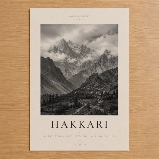 Hakkari dağ manzarası posteri, siyah beyaz fotoğrafik stil ile bulutlu zirveler ve geleneksel köy mimarisi.