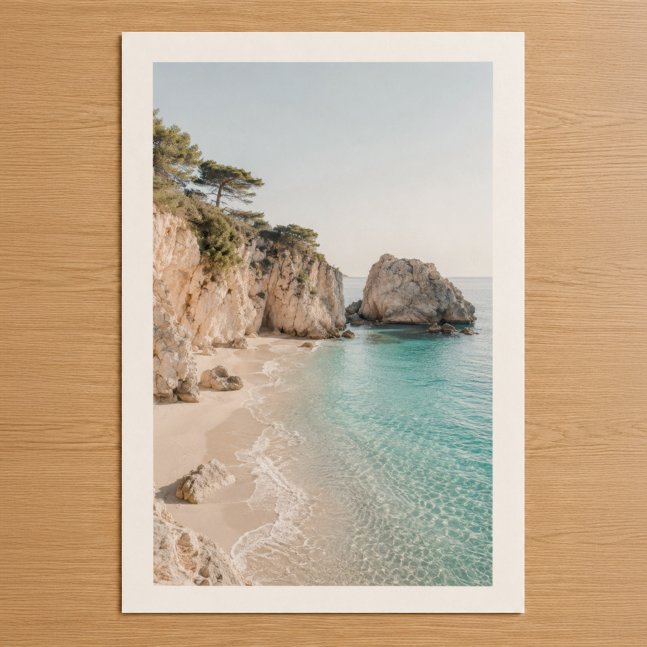 Turkuaz deniz ve kireç taşı kayalıklarla çevrili huzurlu plaj manzarası, çağdaş iç mekanlar için ideal poster