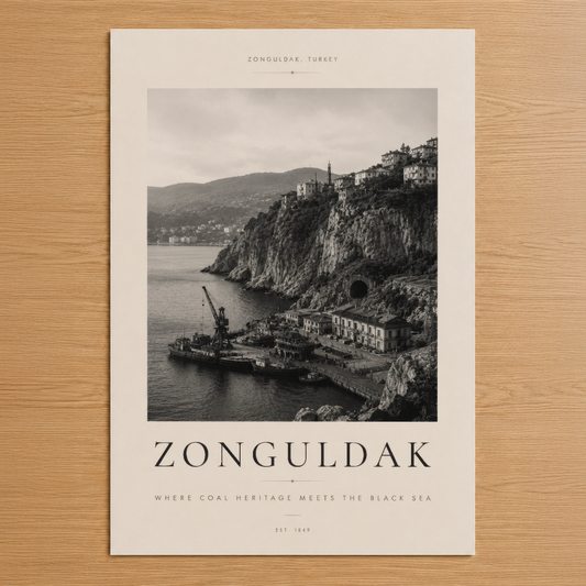 Zonguldak'ın siyah beyaz poster tablosu, Karadeniz kıyısındaki tarihi liman ve kayalık sahili nostaljik bir şekilde sunar.