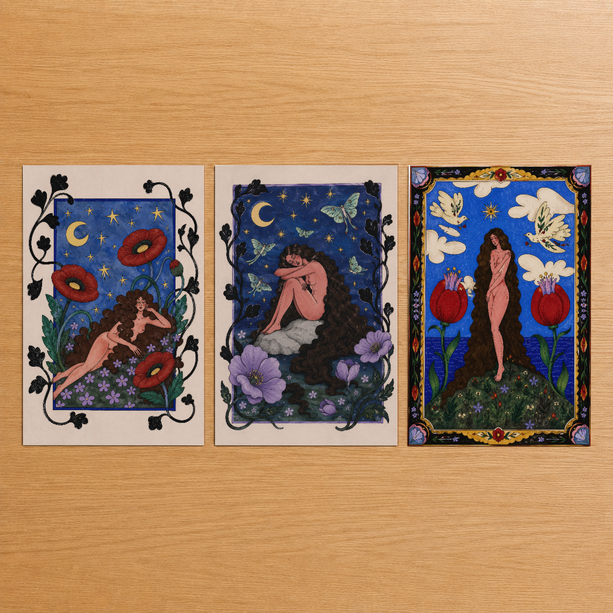 Mitolojik kadın figürleri ve çiçeklerle süslenmiş üç parçalı sanat tablosu, gece yıldızları ve ay ışığıyla dolu fantastik