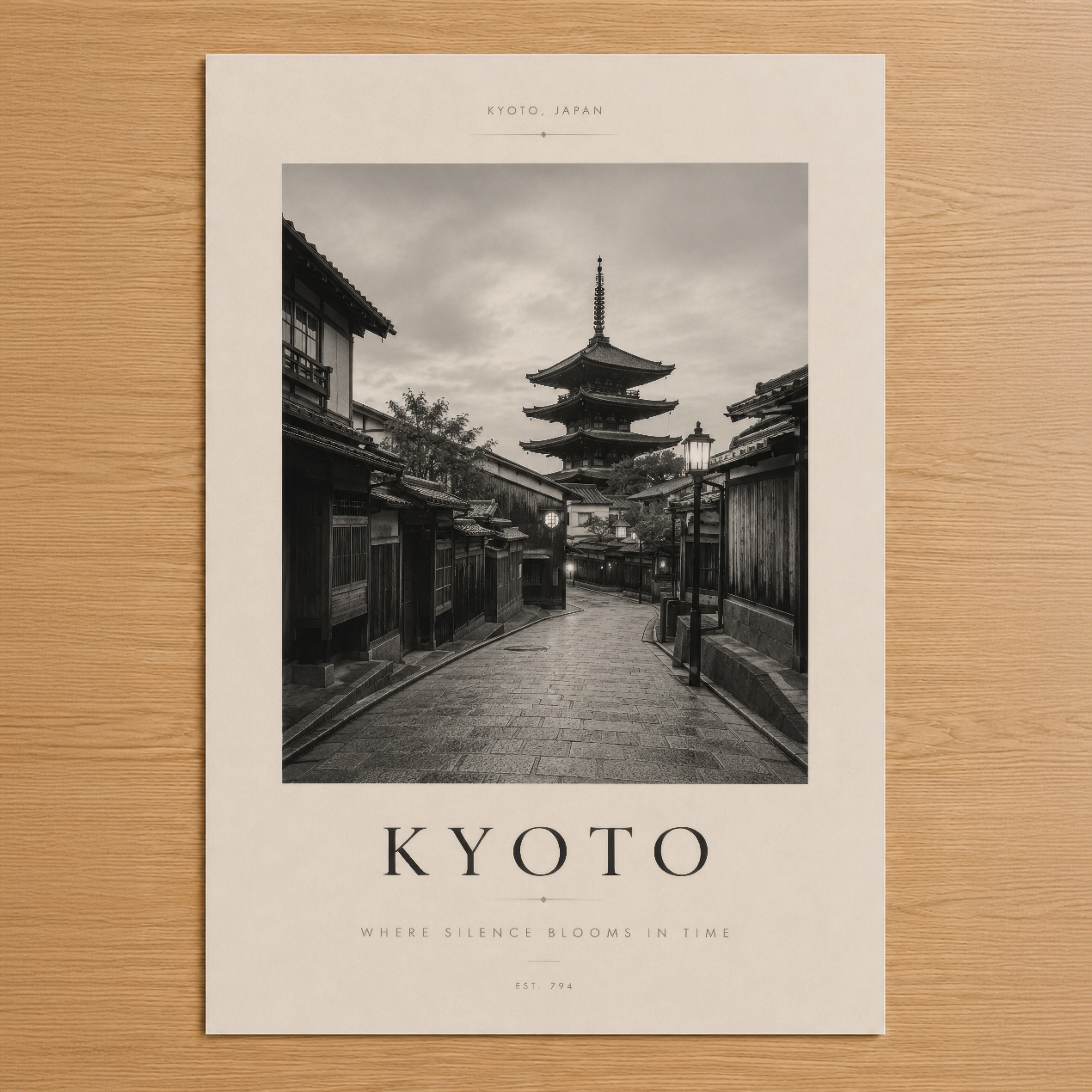 Kyoto posterı, siyah beyaz mimari fotoğrafla Japonya'nın tarihi sokakları ve pagodası tasvir eden minimalist tasarım
