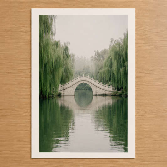 Sakin nehir manzarası, her iki tarafında yeşil söğütleriyle, ortasında zarif taş köprü ve durgun su yansıması.