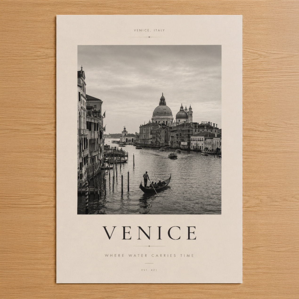 Venedik'in ikonik Grand Canal manzarası, gondolier ve Basilica di Santa Maria della Salute'un yer aldığı minimalist siyah