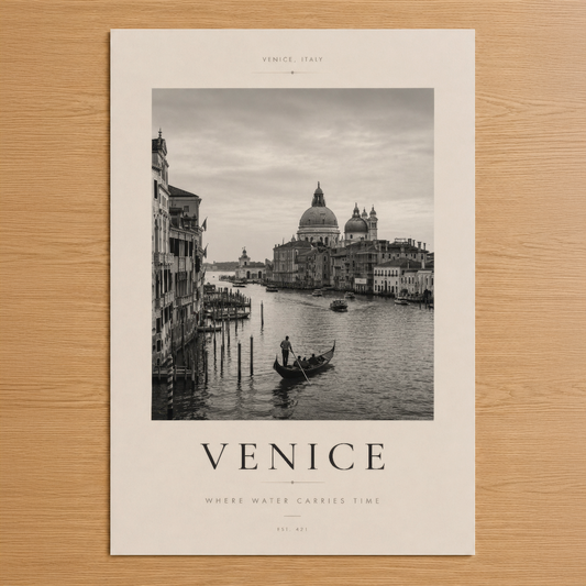 Venedik'in ikonik Grand Canal manzarası, gondolier ve Basilica di Santa Maria della Salute'un yer aldığı minimalist siyah