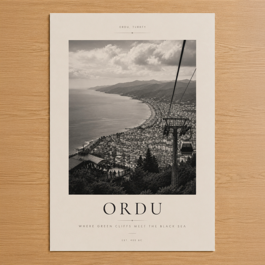 Ordu'nun siyah beyaz sanat tablosu, tel baskı ve minimalist tasarımla Karadeniz manzarasını yansıtıyor.