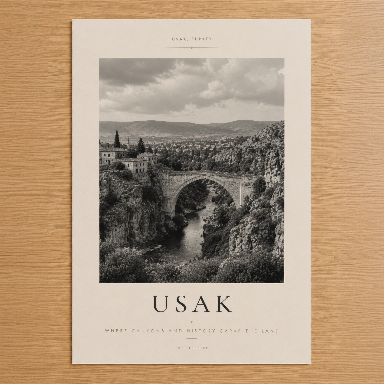 Usak Türkiye tablosu, taş köprü ve kanyonların yer aldığı siyah beyaz sanat baskısı, minimalist tasarım.
