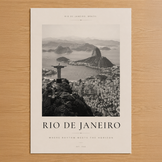 Rio de Janeiro posterinin siyah beyaz tasarımı, İsa Heykeli ve Guanabara Körfezi'nin ikonik görüntüsü ile Brezilya'nın özünü
