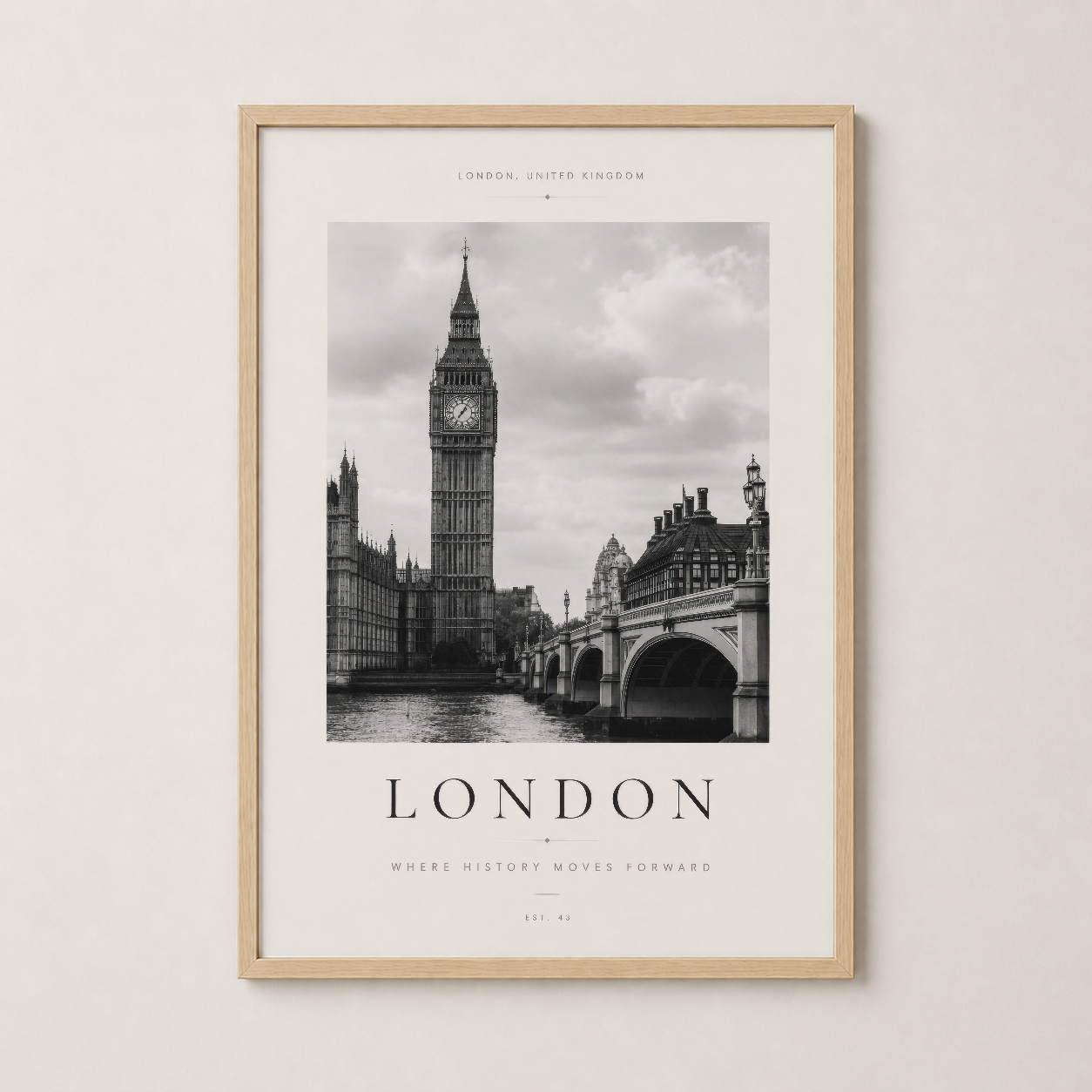 Ahşap çerçeveli London sahnesi tablosu, oturma alanına sıcak ve doğal bir dokyu katıyor.