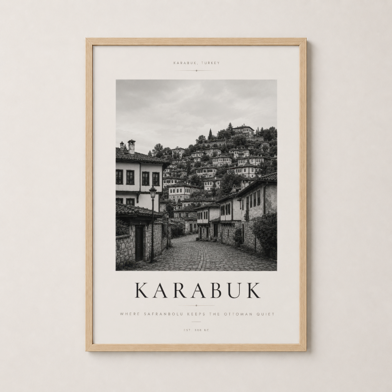 Karabük şehir sahnesi ahşap çerçeveli duvar tablosu, siyah beyaz mimari baskı ile sıcak krem tonlu tasarım.