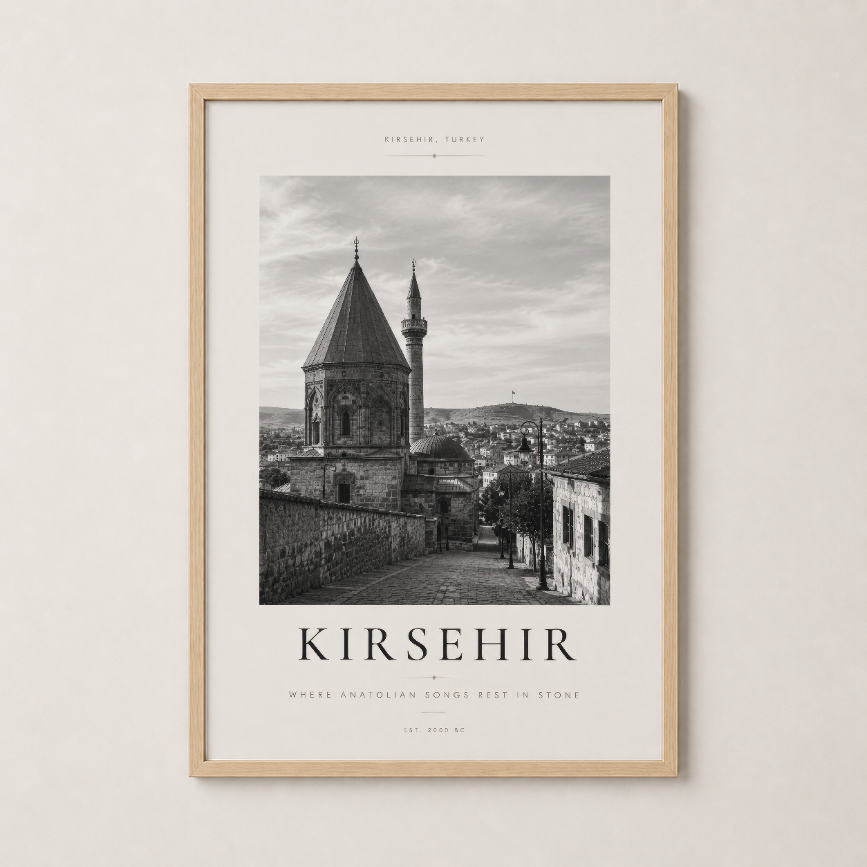Kişehir ahşap çerçeveli sanat baskısı, sıcak doğal tonlarla oturma ortamlarında şık bir seçim.