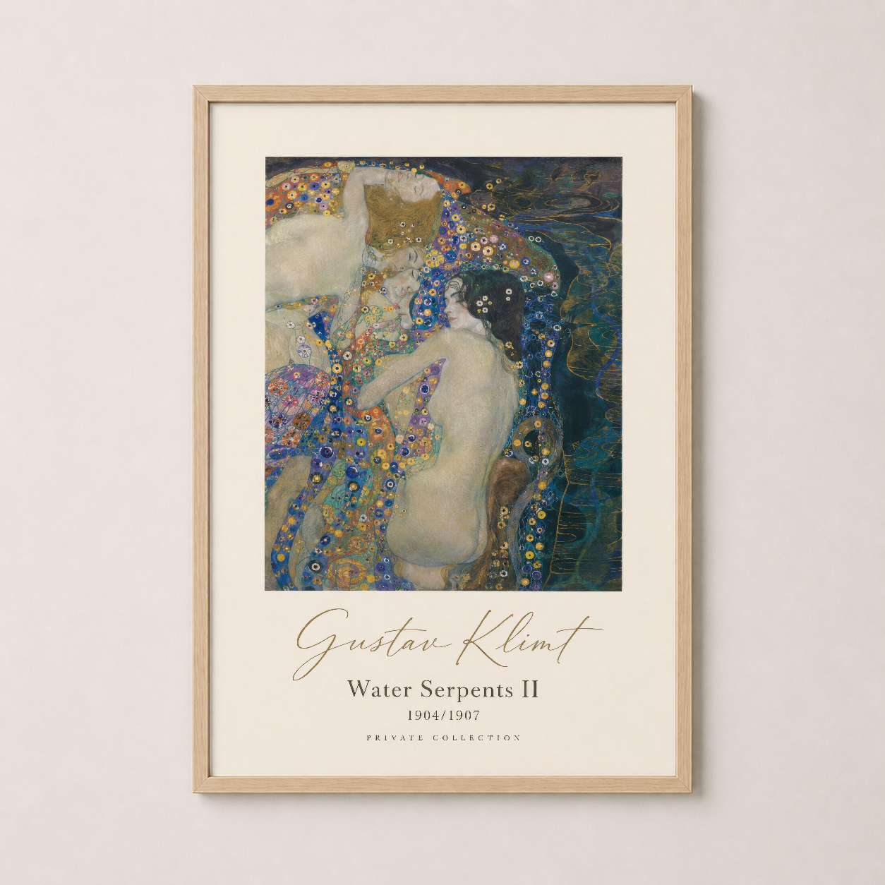 Doğal ahşap çerçevede Klimt'in Water Serpents II, sıcak ve sofistike bir atmosfer yaratıyor.