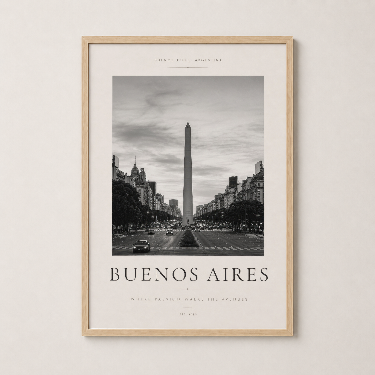 Buenos Aires tablosu doğal ahşap çerçevede, sıcak ve minimalist iç mekan tasarımıyla.