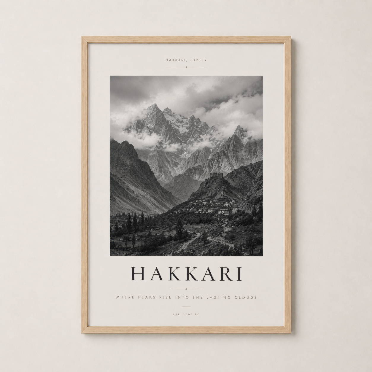 Hakkari poster ahşap çerçevede, doğal tonda iskandinav tarzı duvar dekorasyonu ile uyumlu görünüm.
