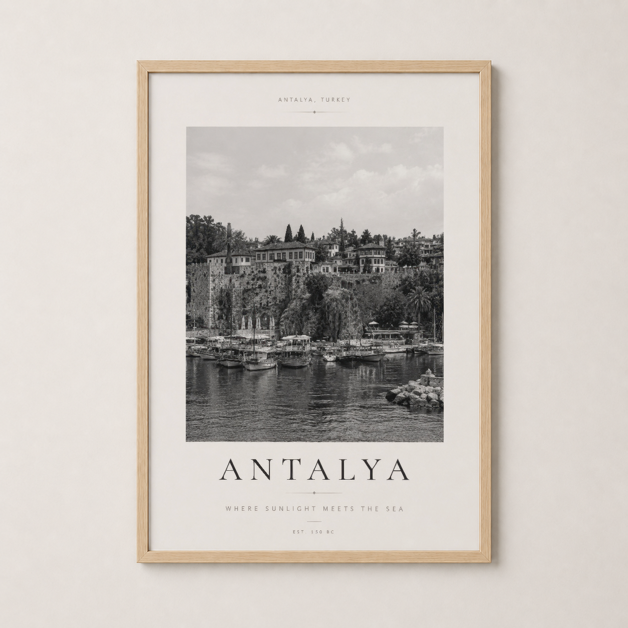 Ahşap çerçeveli Antalya tablosu, denize bakan eski şehir mimarisinin sıcak ve rahat estetiği.