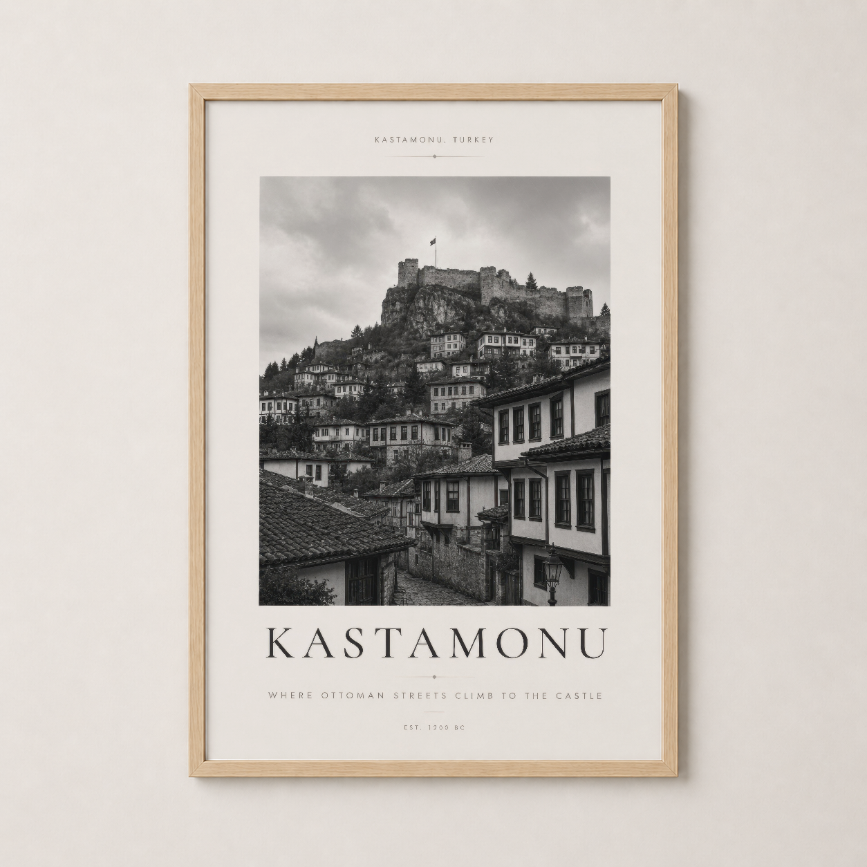 Ahşap çerçevede Kastamonu tablosu, sade ve şık dekorasyon için ideal sanat baskısı.