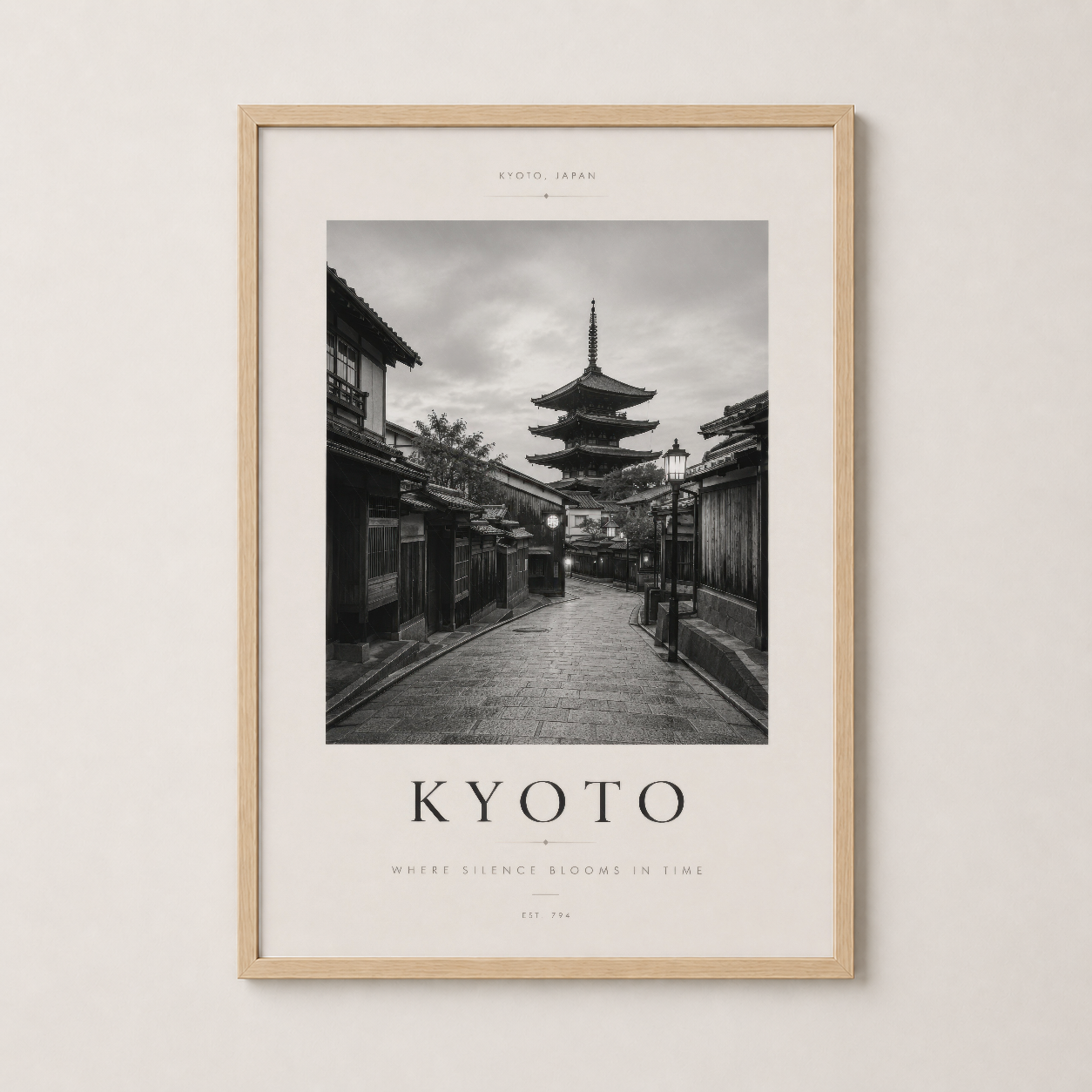Kyoto poster ahşap çerçevede, doğal tonda sıcak ve çağdaş oda dekoruyla