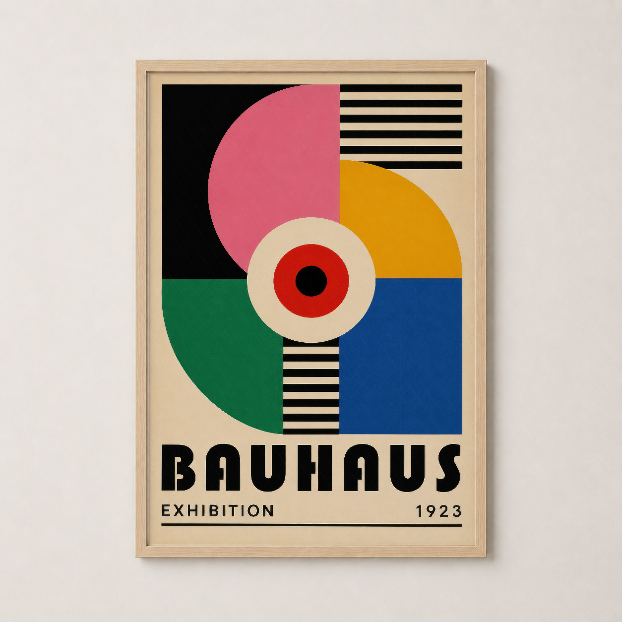 Doğal ahşap çerçevede çerçeveli Bauhaus posteri, sanat deco tarzında geometrik şekiller ve neşeli renk paleti