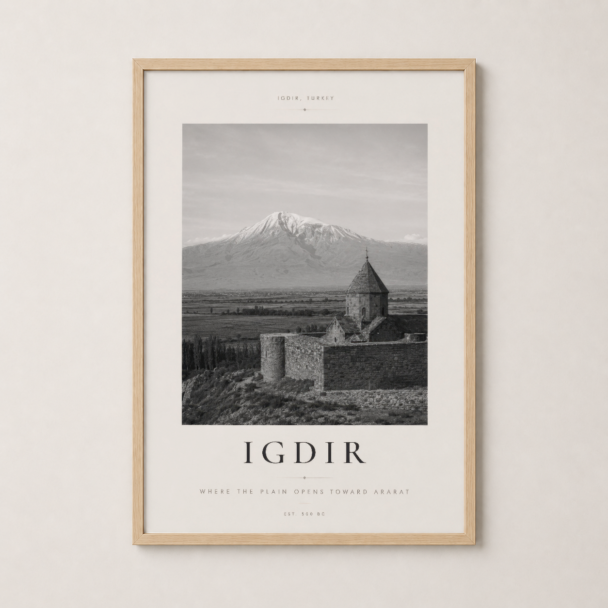 Doğal ahşap çerçevesinde, İğdır'ın mistik coğrafyasını yansıtan siyah beyaz poster.