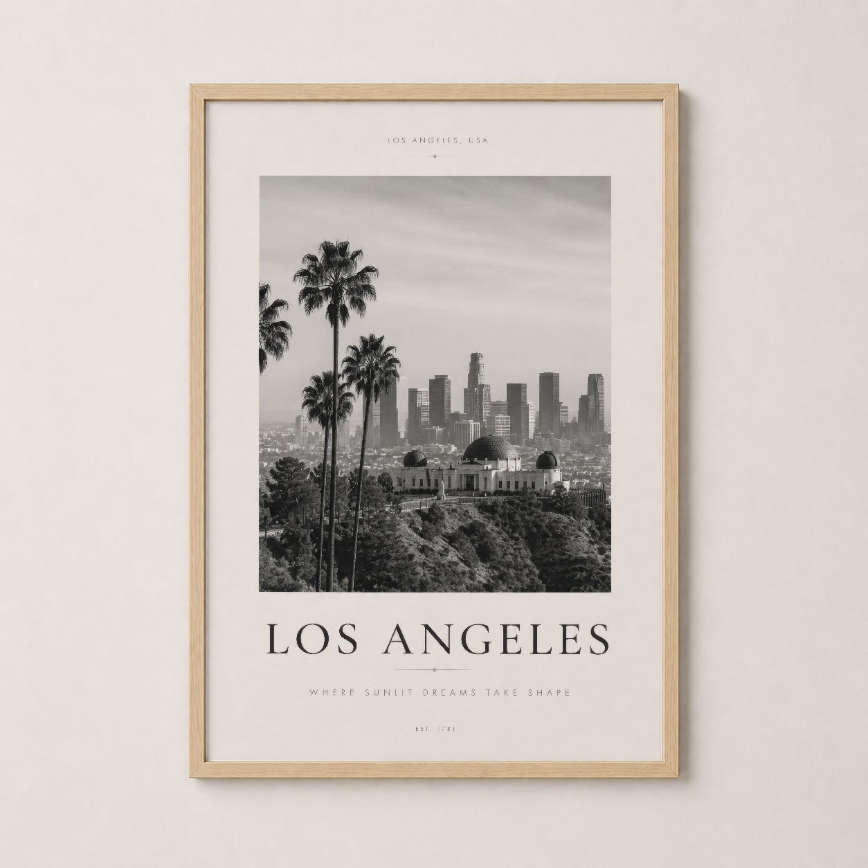 Ahşap çerçevede Los Angeles posteri, palmiye ağaçları ve şehir siluetiyle sıcak, zarif dekorasyon