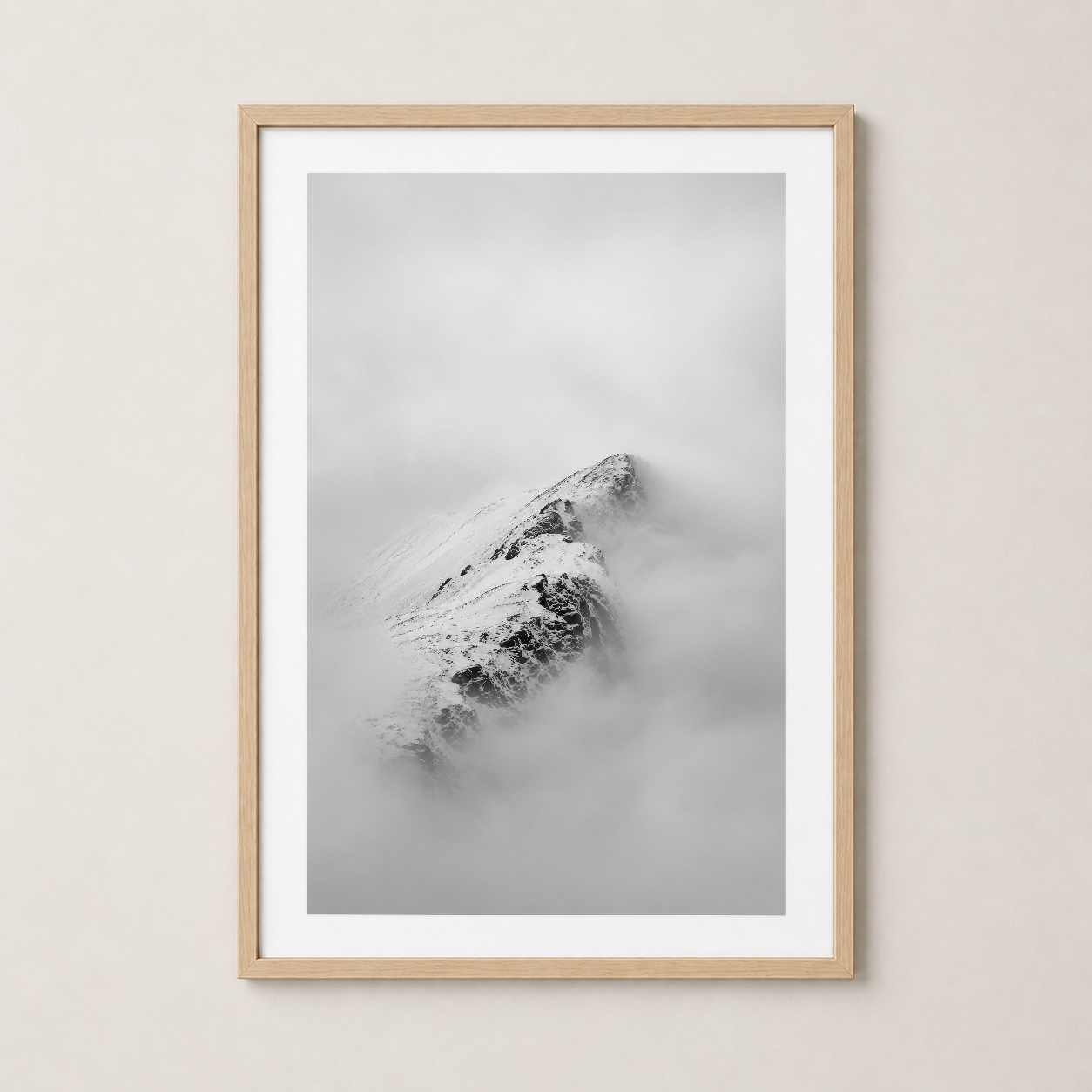 Doğal ahşap çerçeveli dağ fotoğrafı, modern minimalist sanat tablosu, zengin dekorasyon.