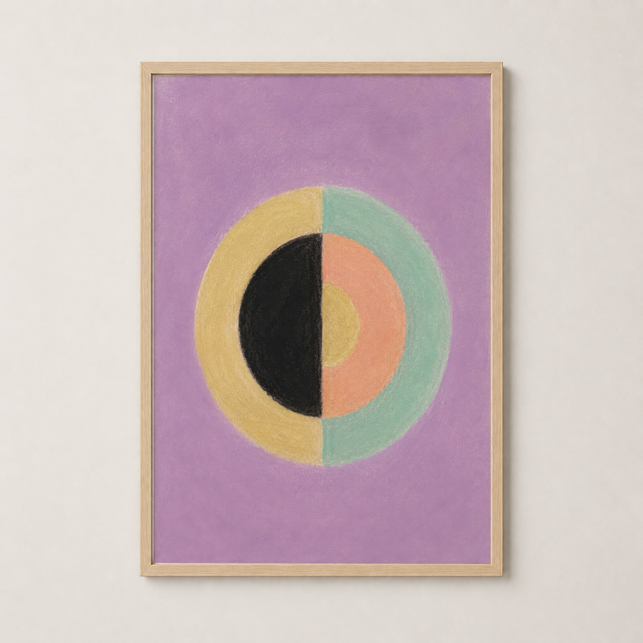 Doğal ahşap çerçeveli poster, pembe arka planda sarı, yeşil, somon ve siyah geometrik daire ile uyumlu dekorasyon.