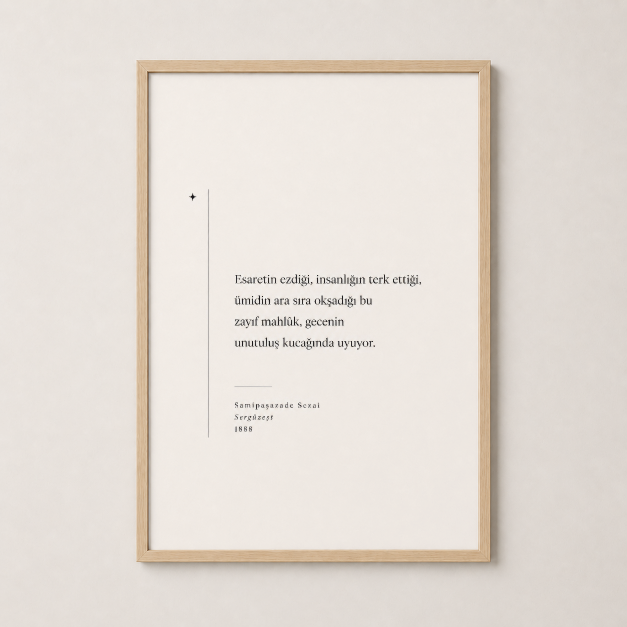Samipağazade Sezai alıntısı doğal ahşap çerçeveli poster, minimalist iç mekanda.