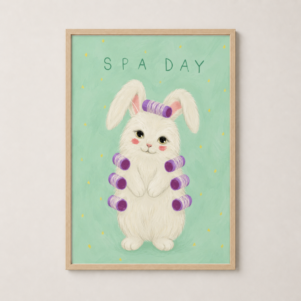 Spa Day posteri doğal ahşap çerçevede, çocuk odasının sıcak ve rahat atmosferine uyum sağlıyor.