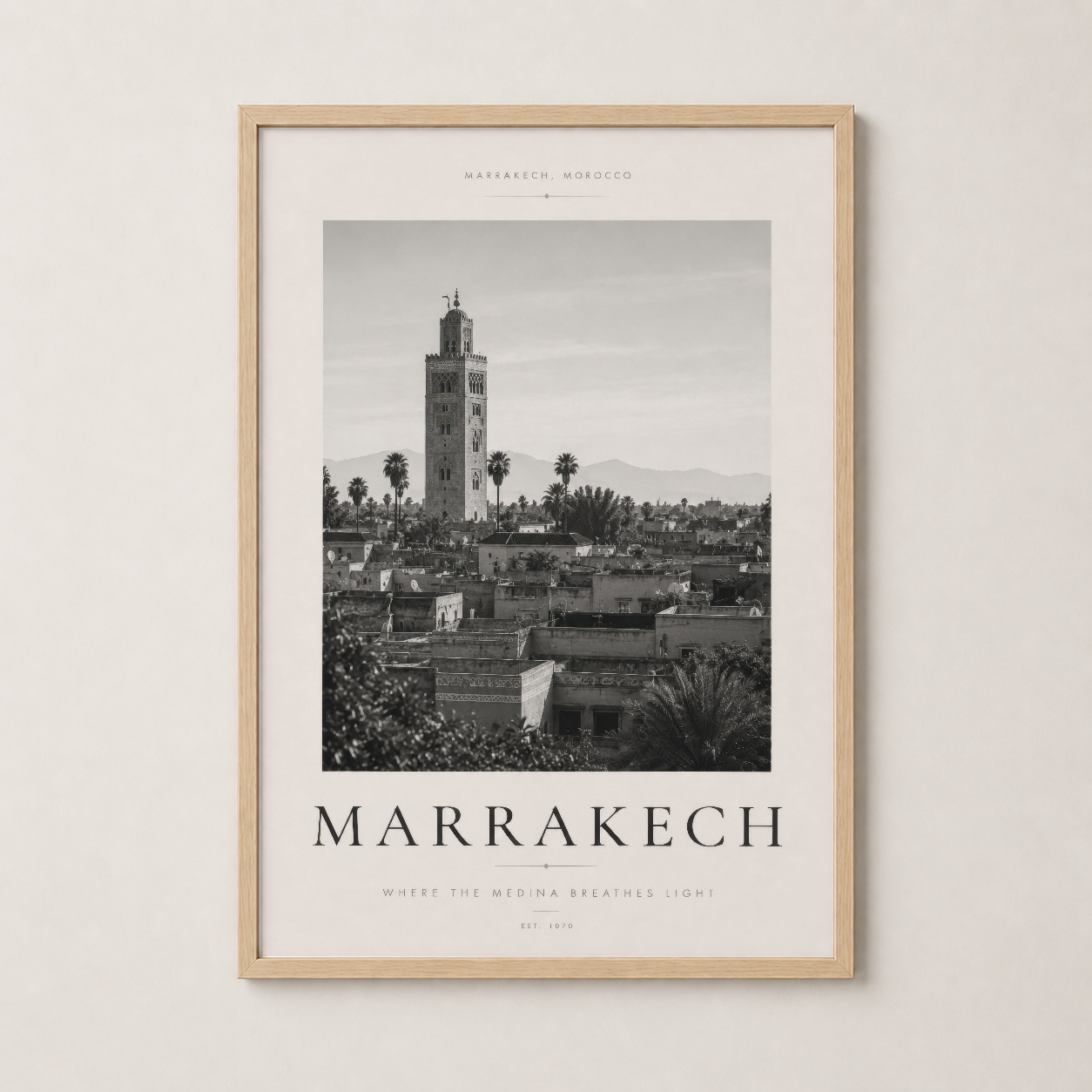 Marrakech tablosu ahşap çerçeveli, sıcak ve doğal estetik ile yaşam alanlarını zenginleştiriyor.
