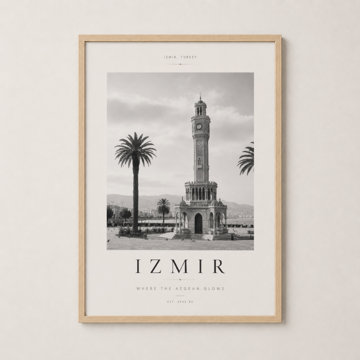 İzmir Saatkulesi sanat baskısı ahşap çerçevede, sıcak ve doğal dekor stiline uyumlu.