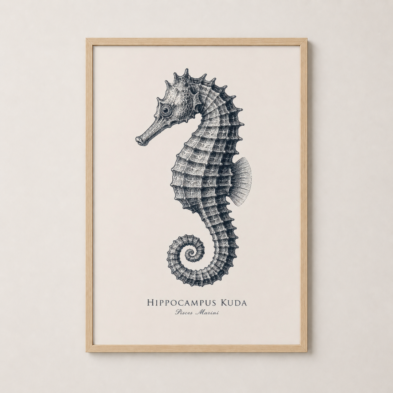 Ahşap çerçeveli hippocampus kuda posteri, doğal ve sıcak dekor tarzına uyum sağlayan tablo.