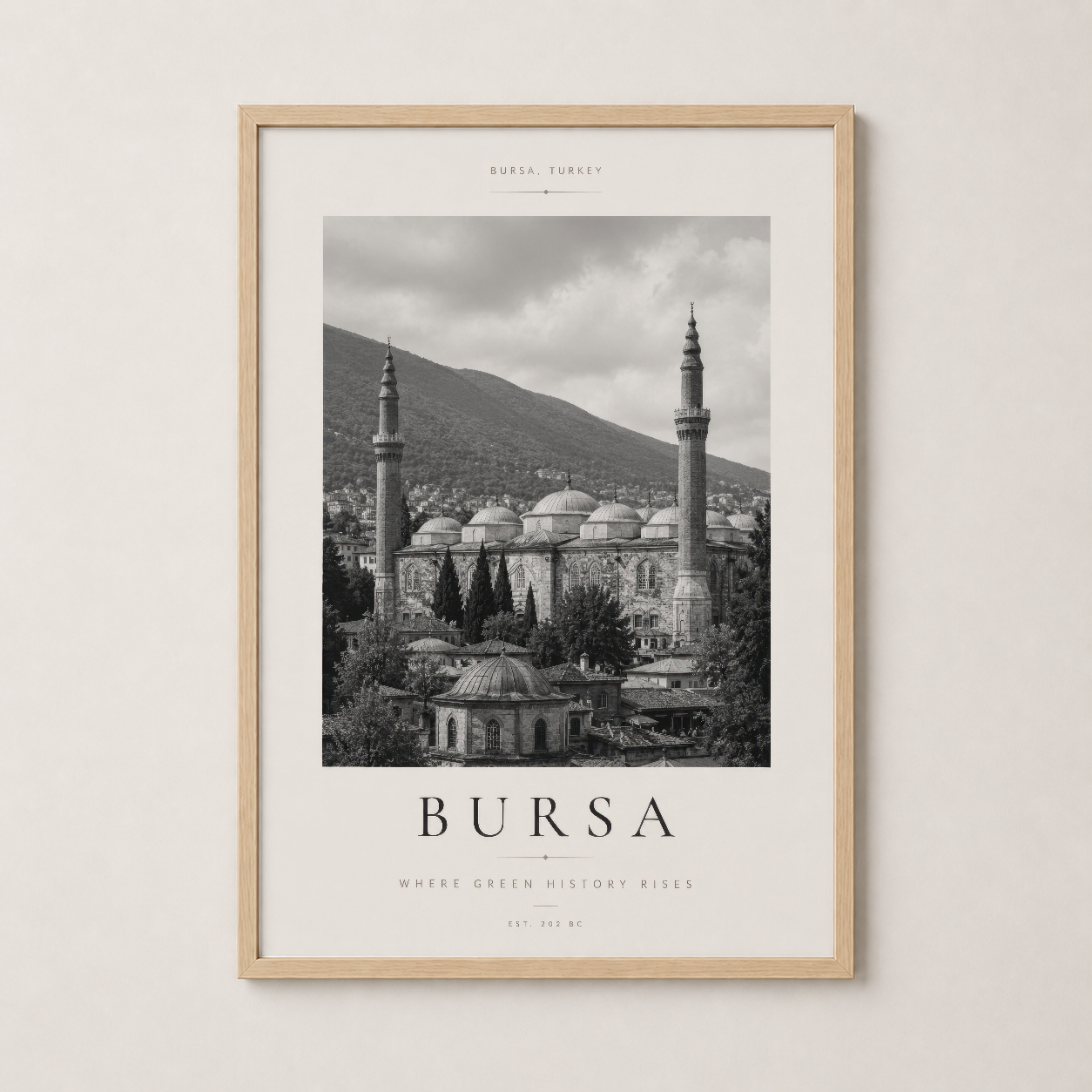 Doğal ahşap çerçeve ile Bursa'nın yeşil tarihini vurgulayan dekoratif tablo.