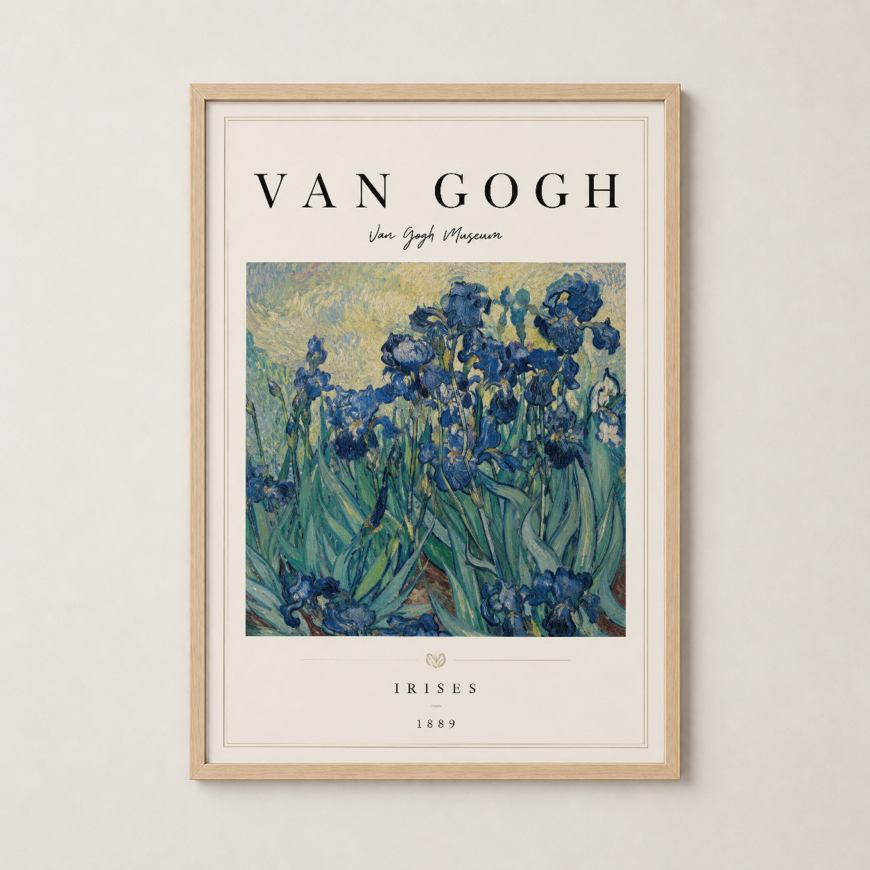 Van Gogh Irises tablosu, doğal ahşap çerçevede, ev dekorasyonuna sıcak ve sanatsal bir dokunuş katan poster.