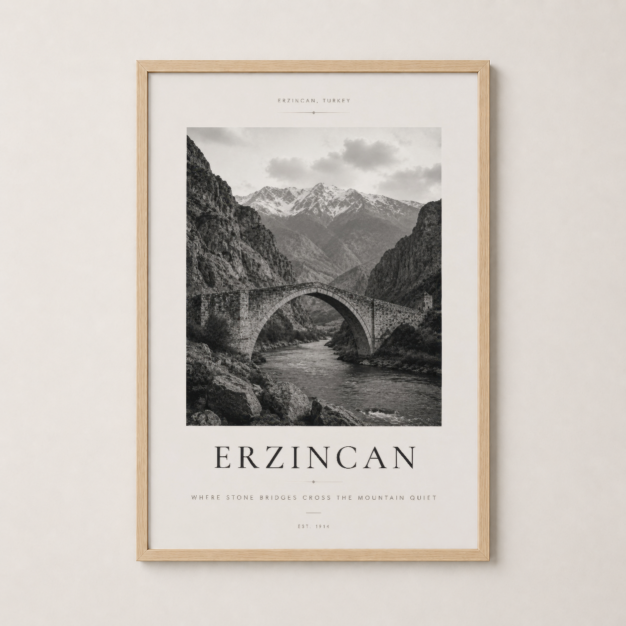 Doğal ahşap çerçevede Erzincan posteri, siyah-beyaz dağ fotoğrafıyla sıcak dekoratif tarz.