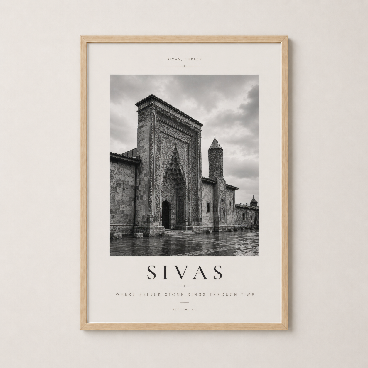Doğal ahşap çerçeveli Sivas tablosu, sıcak ve şık bir duvar dekoru.