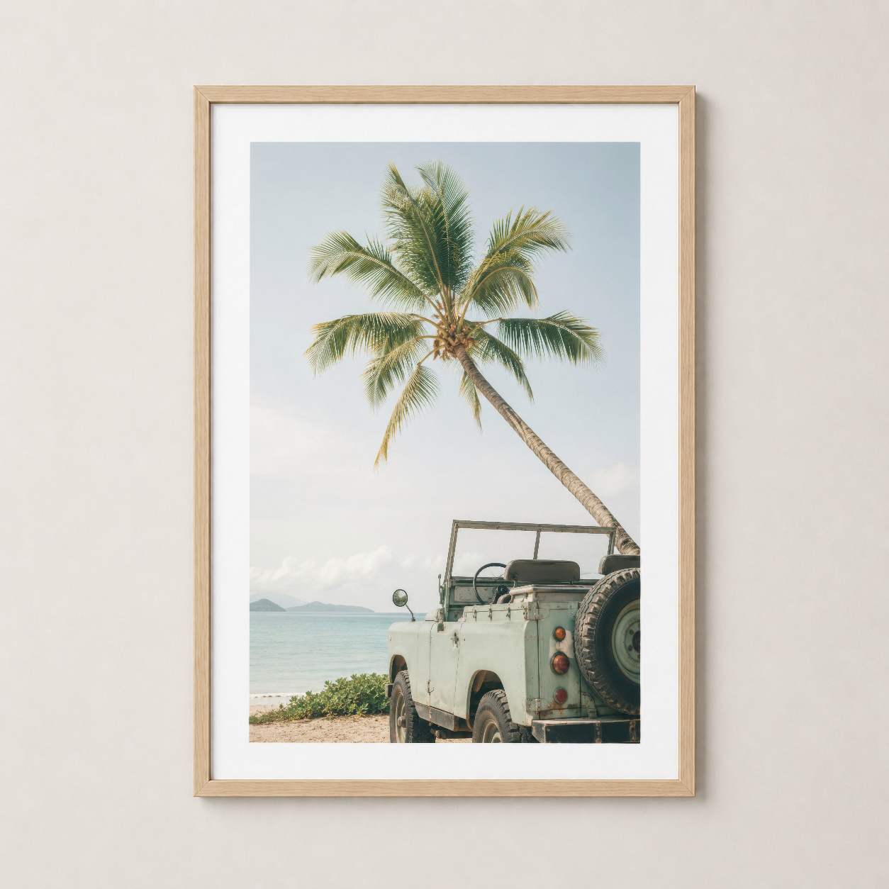 Ahşap çerçeveli sanat tablosu, sahil temalı vintage jeep ve palmiye görüntüsü, sıcak ev dekorasyonu.